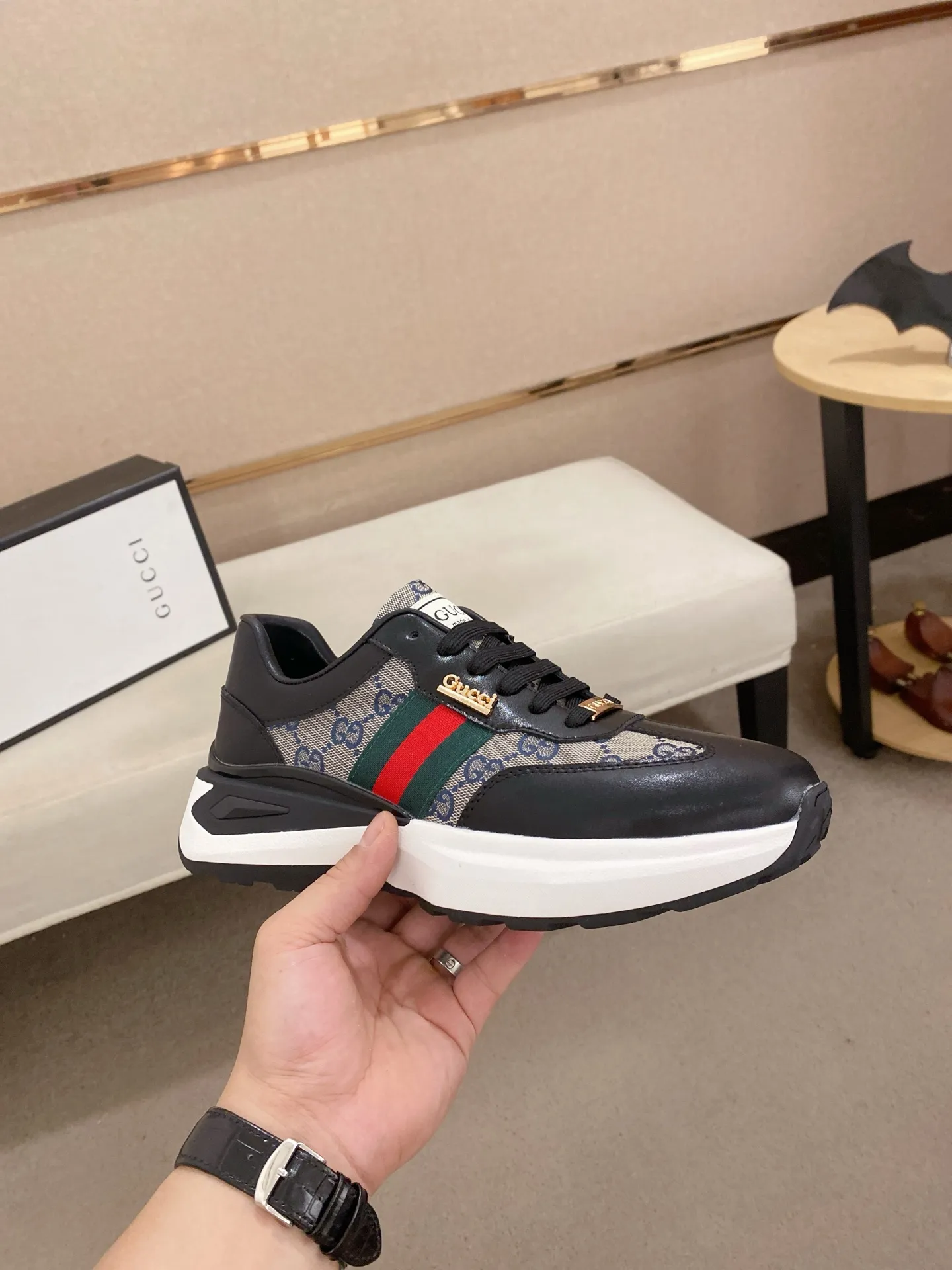 Men's shoes 💰 462💰The new GUCCI (Gucci) counters are launched simultaneously. The new men's shoes, 😘fabrics are selected from imported cowhide, and the lining is sheepskin lining. 👍🏿 High-end ☄️ air-cushion molded anti-slip rubber outsole, exquisite lines, simple and elegant, comfortable and high-end for leisure travel. Code number: 38 to 44 (45 can be customized and cannot be returned or exchanged)